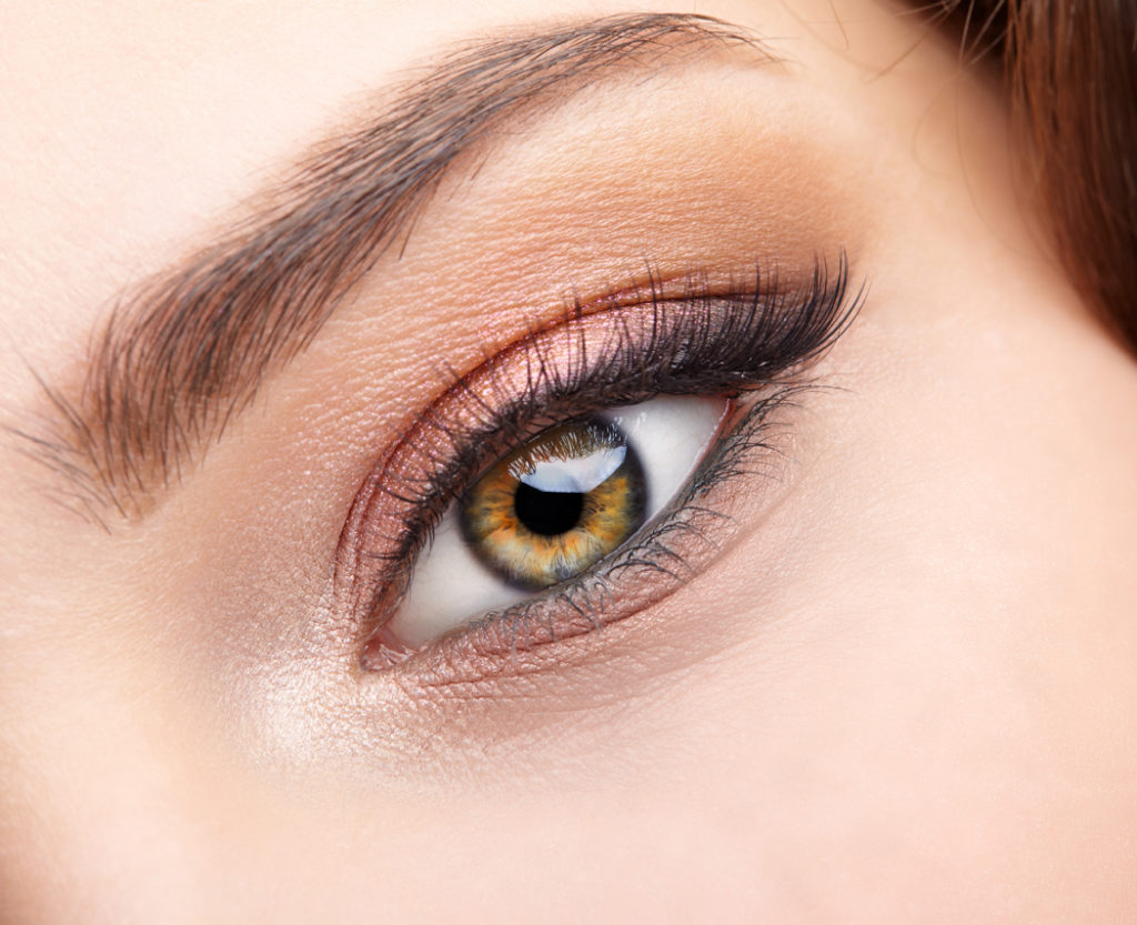 Maquiller des yeux noisettes : conseils, astuces et choix des couleurs