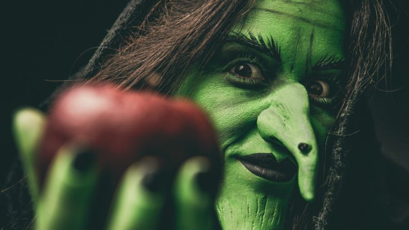 Un maquillage de sorcière à la peau verte très effrayant