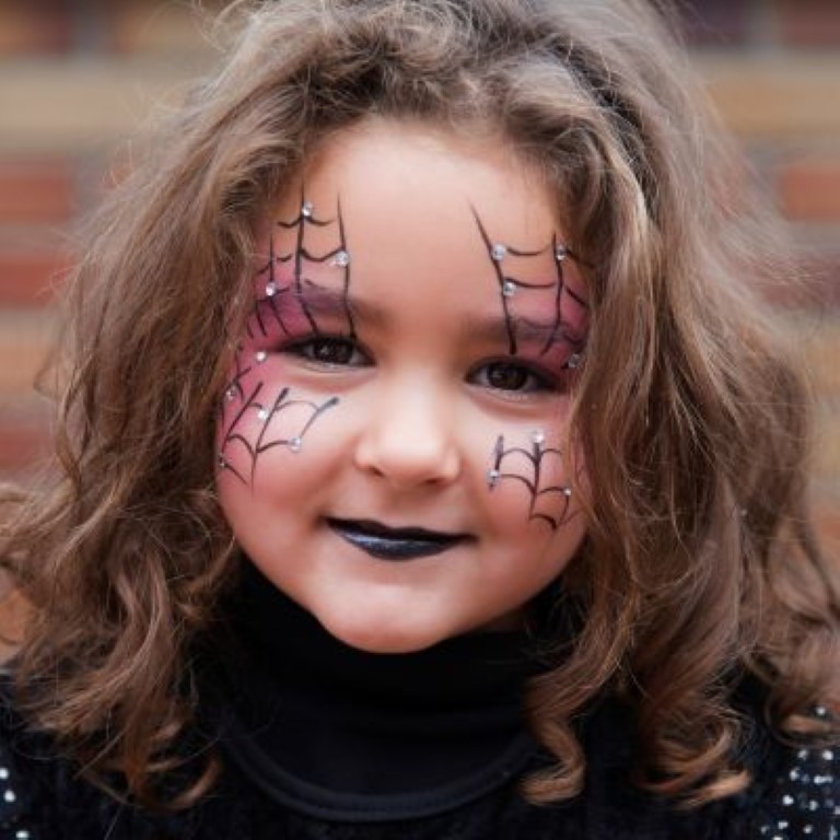 Déguiser une petite fille en sorcière